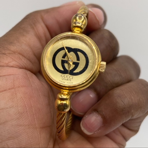 Gucci Bangle Watch 2047L Quartz Watch - Picture 3 of 12